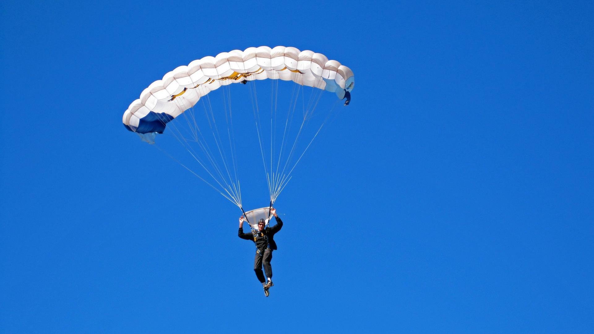 F1街道赛之夜,巴雷拉持续制造杀伤,当赛道成为手术台