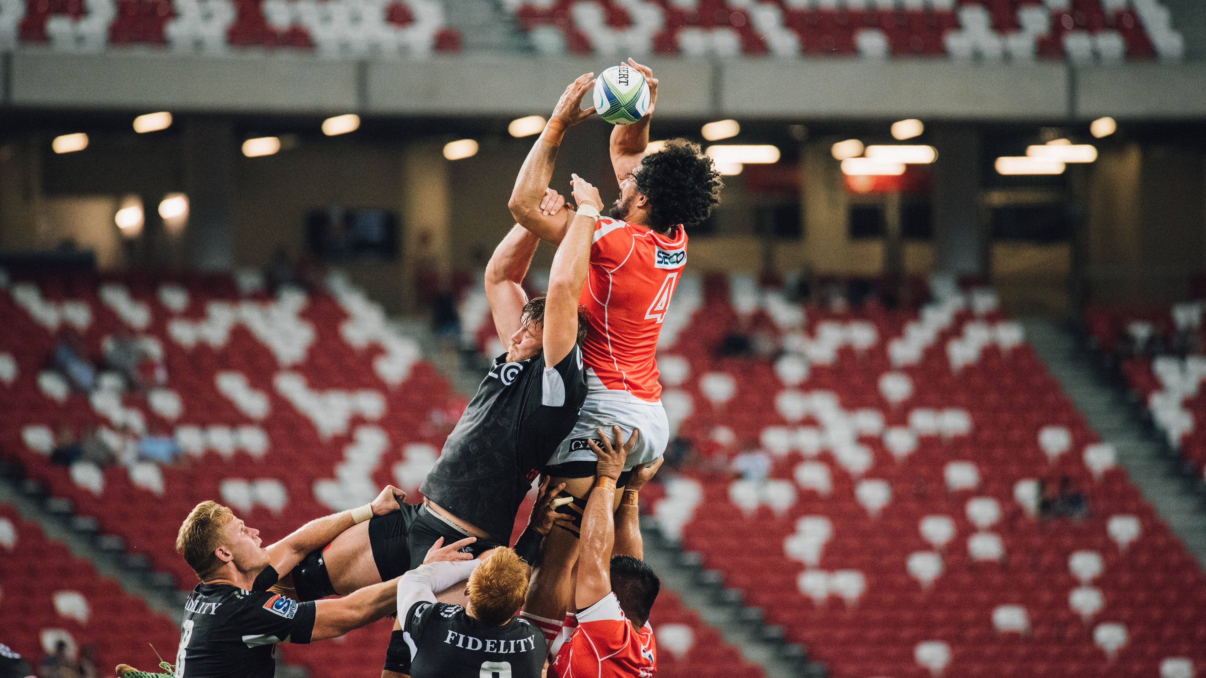 F1街道赛之夜,巴雷拉持续制造杀伤,当赛道成为手术台