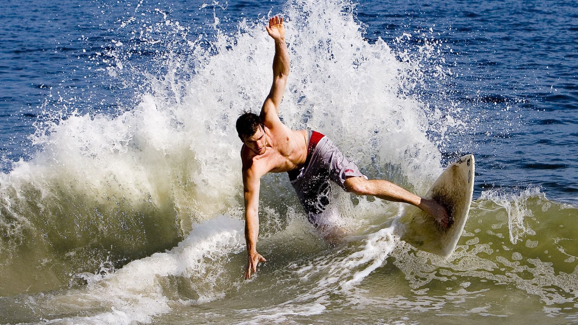 当风笛吹响安第斯山，格鲁吉亚弯刀如何劈开玻利维亚高原神话
